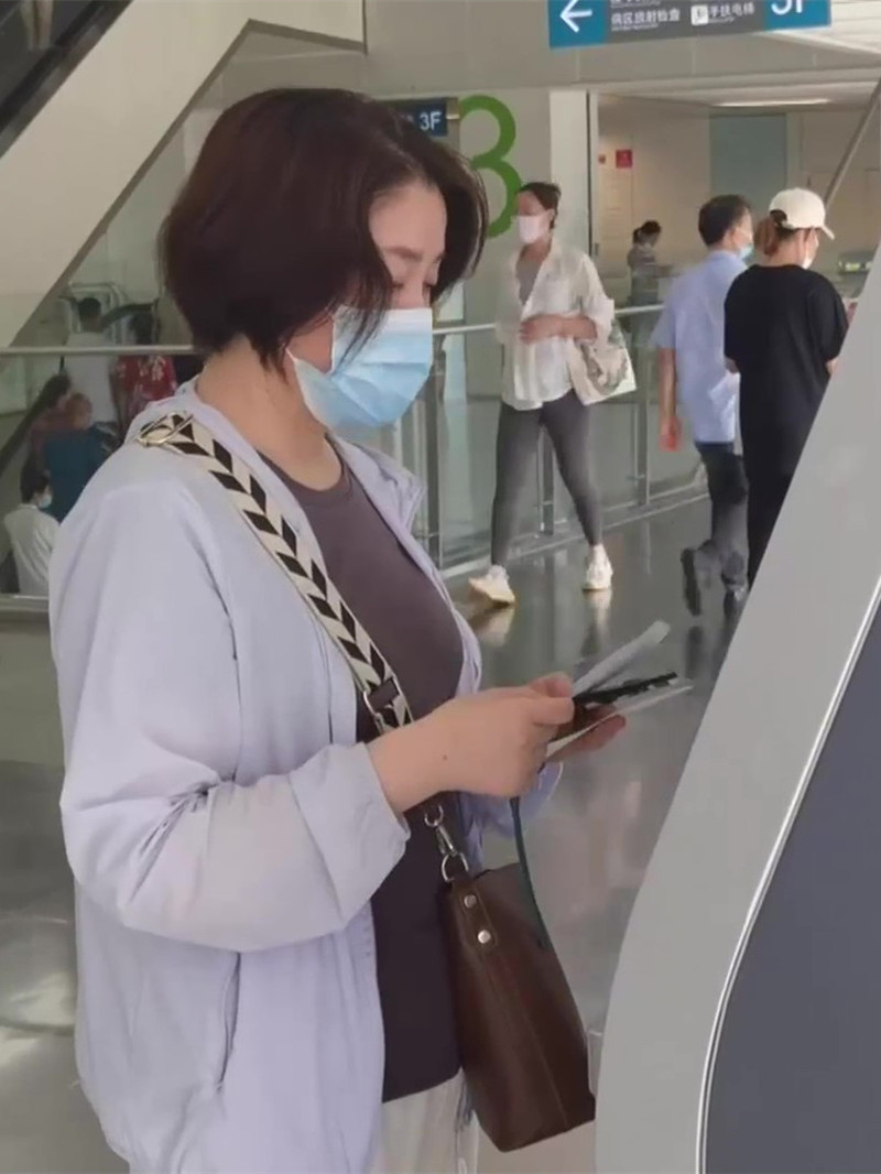 女子做全职陪诊师月入可过万，你会花钱购买陪诊服务吗？