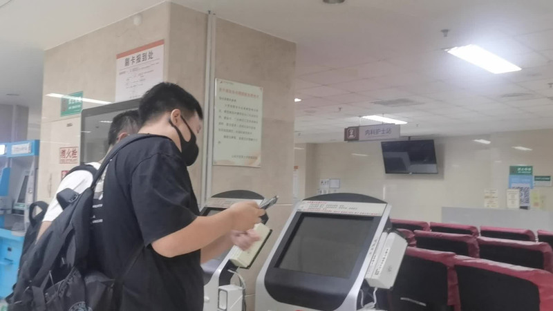 女子入职陪诊师日入300多，全职月入8000元收入可观