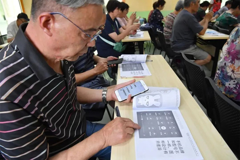 专门陪人看病，轻松月入过万？90后职业陪诊师：这不只是一门生意