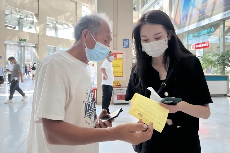 职业陪诊师悄然兴起背后：站一天可能接不到一单，有客户女儿都50多岁了